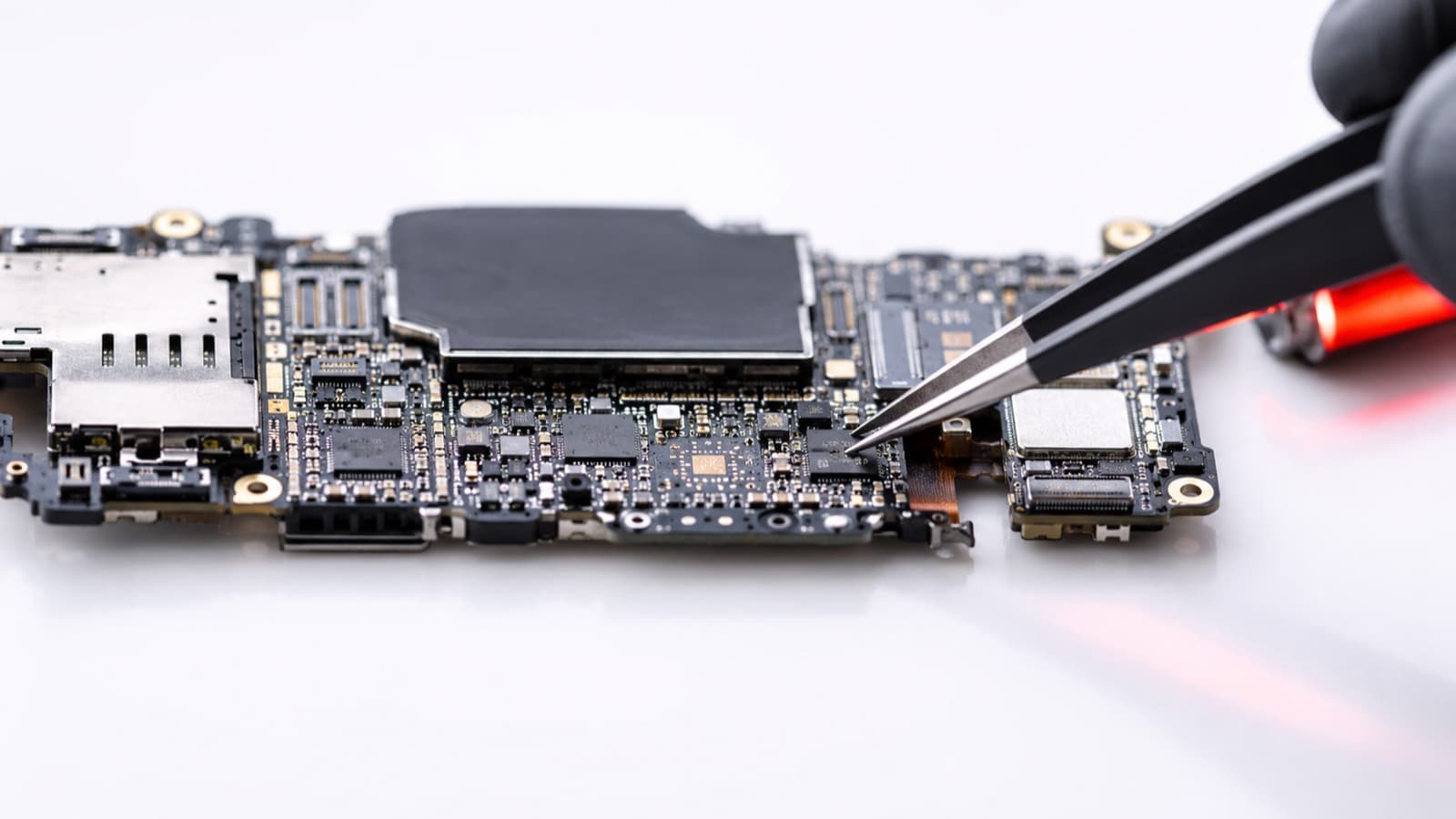 Mikro-Reparatur an einer Smartphone-Platine bei Wayfone in Erfurt